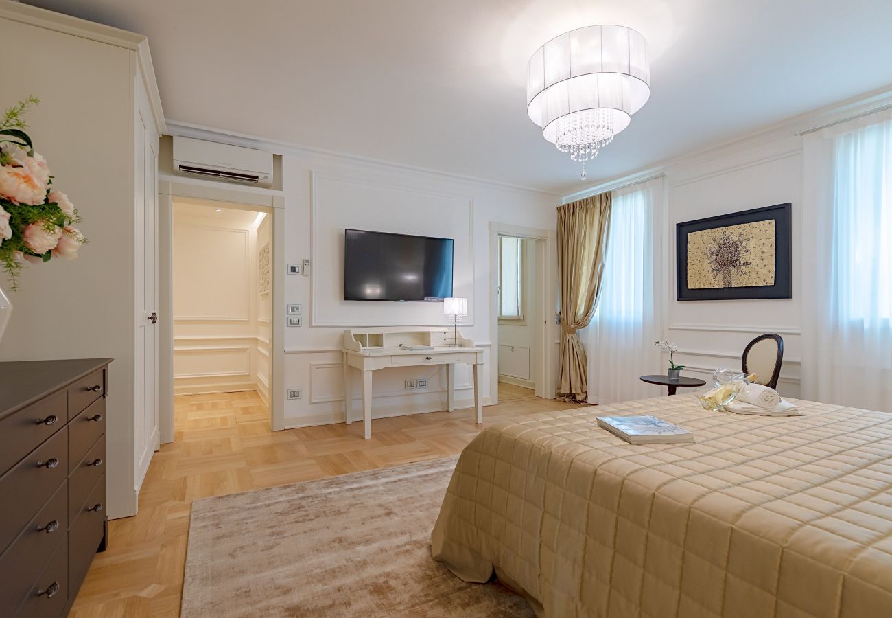 Ferienwohnung in Sirmione - Luxury Lake-Front Catullo A1