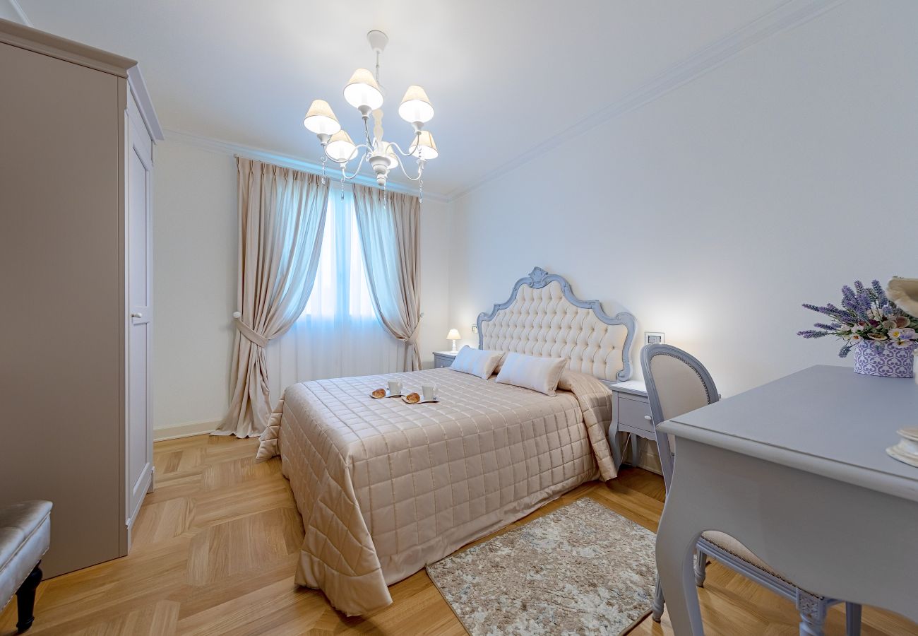 Ferienwohnung in Sirmione - Luxury Lake-Front Catullo A1