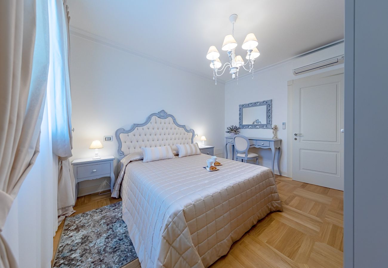 Ferienwohnung in Sirmione - Luxury Lake-Front Catullo A1