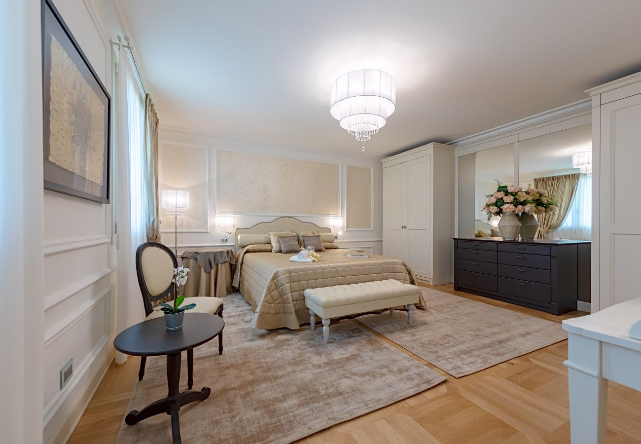 Ferienwohnung in Sirmione - Luxury Lake-Front Catullo A1