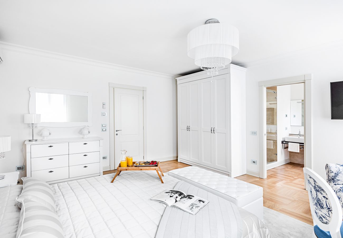 Ferienwohnung in Sirmione - Luxury Lake-Front Catullo A2