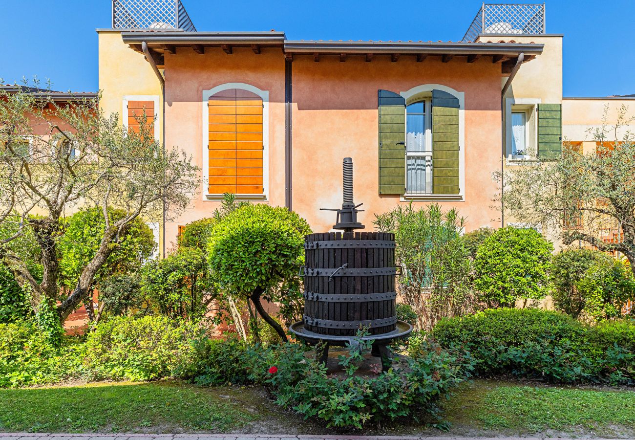Apartment in Manerba del Garda - Borgo del Torchio G23